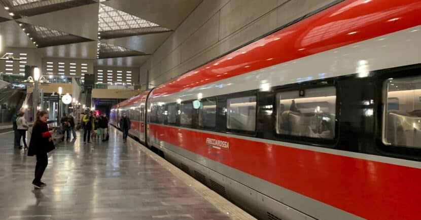 Tren de Iryo haciendo una parada en Zaragoza-Delicias. (CC BY SA) ROBOT8A-Wikimedia Commons. Imagen recortada.
